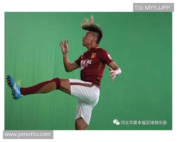 足球明星街头秀技艺与球迷互动共度欢乐时光 足球明星街头秀技艺与球迷互动共度欢乐时光