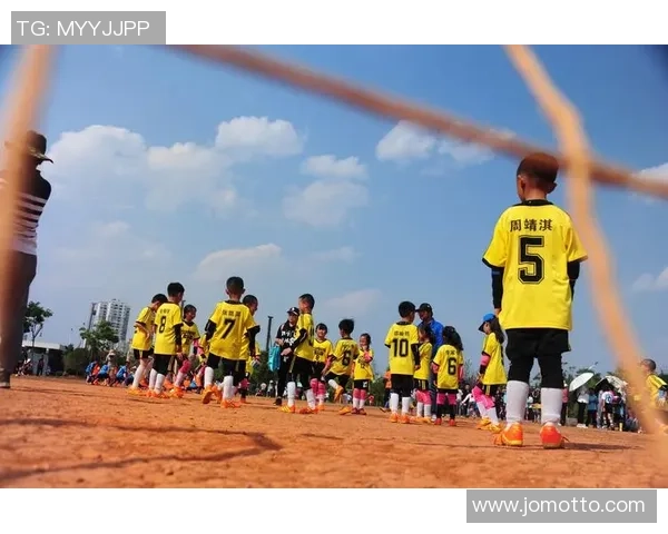 成人足球馆：打造激情四溢的足球体验空间，汇聚热爱与友谊的竞技场所