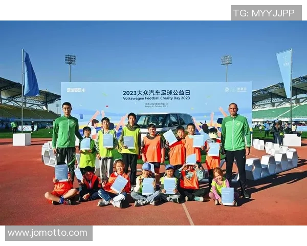 明捷足球引领新时代足球潮流助力青少年成长与发展